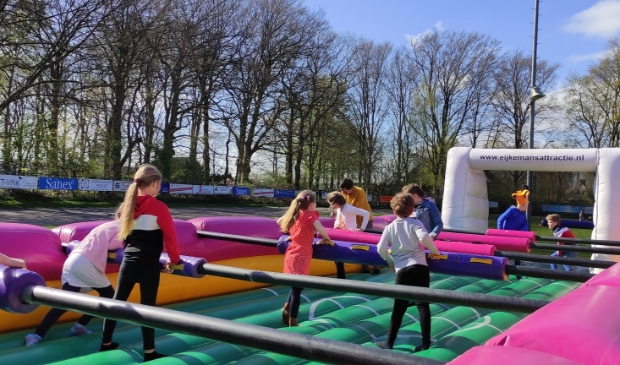 Leerlingen van de Gisbertus Voetiusschool in Doorn zongen 's ochtends eerst liederen en deden daarna fanatiek mee met allerlei spellen.