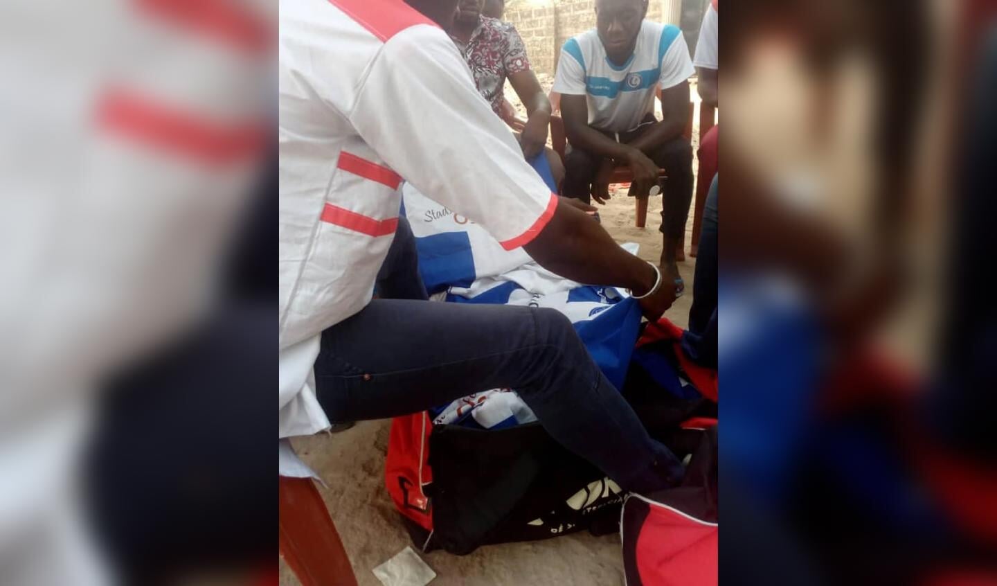 DTS Ede schenkt shirts aan team in Gambia