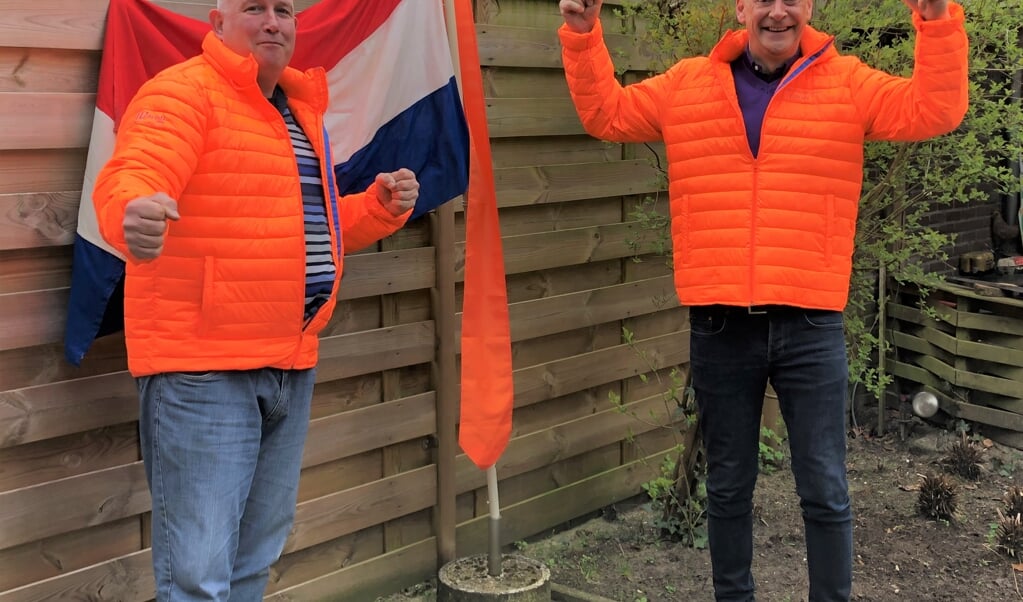 Bestuursleden van de Oranjevereniging Frans van der Craats (l) en Peter Kroes wensen iedereen een vrolijke Koningsdag toe.