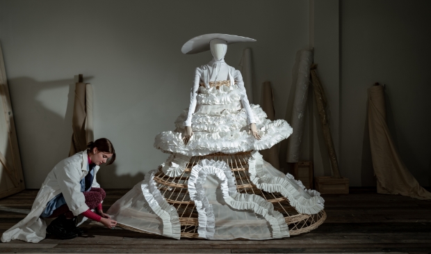 <p>Marie Lamberechts werkt aan een van haar creaties.</p>