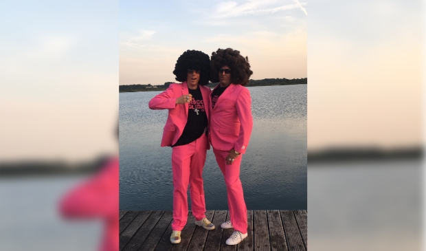 <p>Het feestduo Donnie en Ronnie van Disco Holiday zorgen voor volop digitaal entertainment tijdens deze avond.</p>