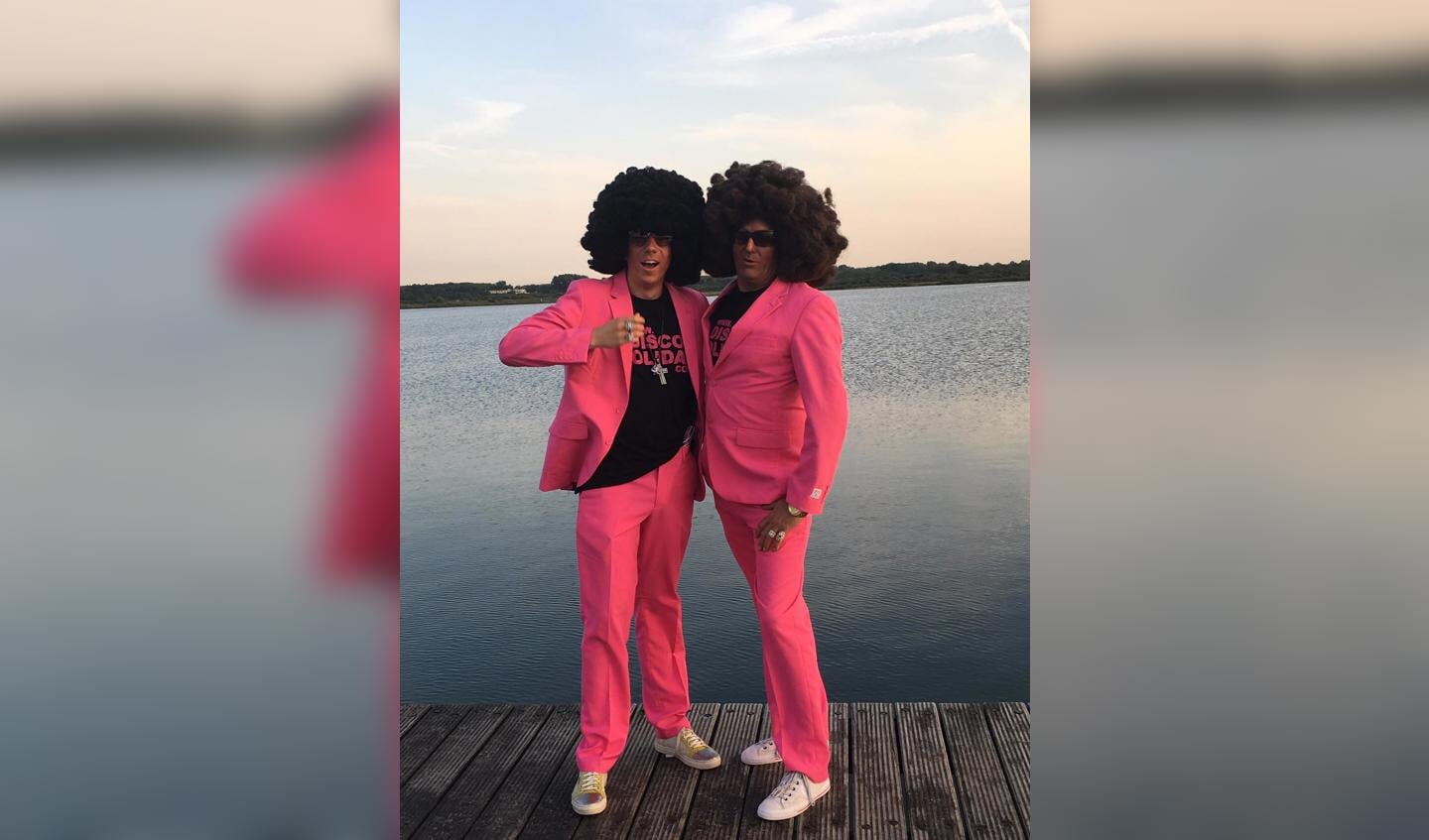 Het feestduo Donnie en Ronnie van Disco Holiday zorgen voor volop digitaal entertainment tijdens deze avond.