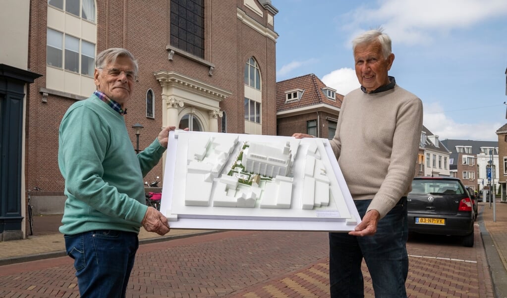 Ewald Klaui en Bert Welmers tonen de maquette bij de voormalige RK kerk aan de Haarstraat