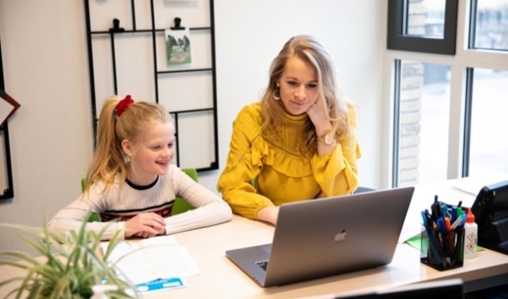 Juf Melisa Bloemendal en Thirza van den Heuvel (De Bron) spreken de gemeenteraad toe. 