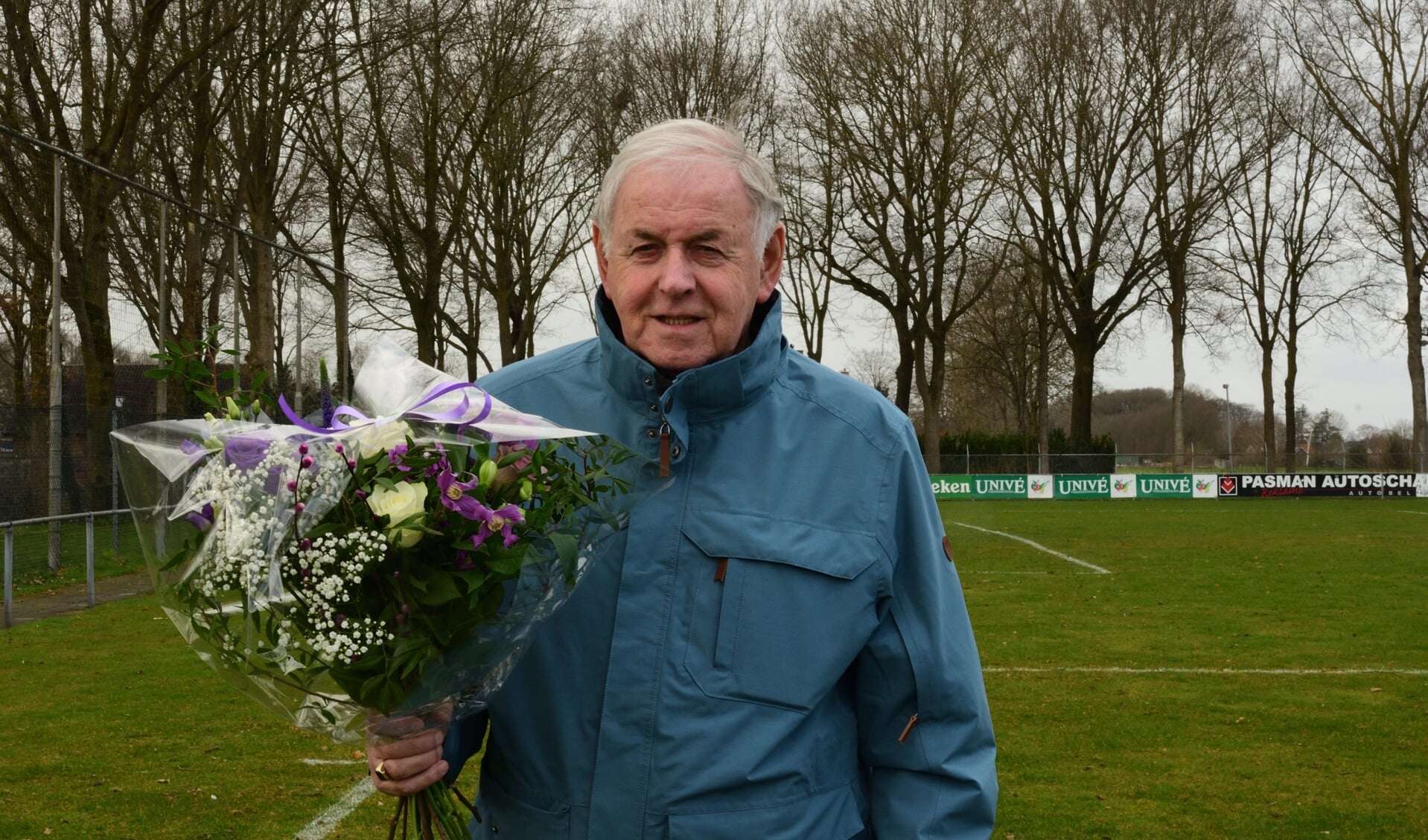 Bloemen voor Henk Lopers die na 27 jaar afscheid nam als wedstrijdsecretaris van SDC Putten.