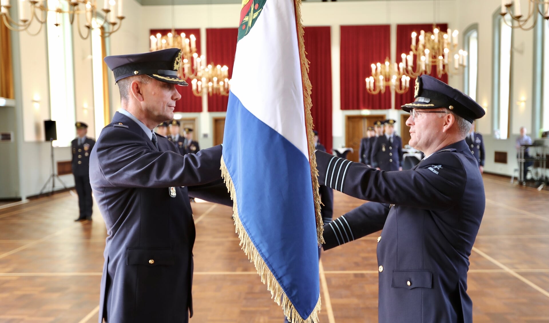 Kolonel Johan de Jongh (rechts) overhandigt het vaandel van CML aan zijn opvolger kolonel Eric Onnouw.