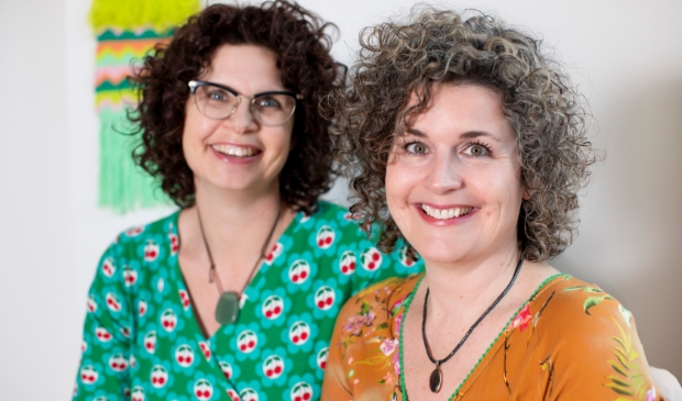 <p>Martine en Marloes: ,,Daar, buiten de lijntjes, vind je nieuwe dingen die misschien wel heel goed bij je passen.''</p>