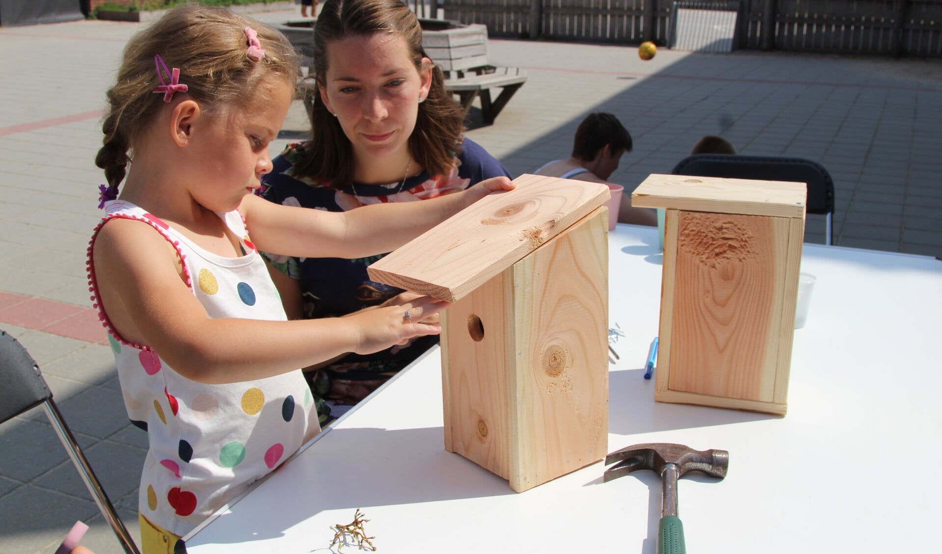 Kinderen maken vogelhuisjes voor de wijk Kernhem