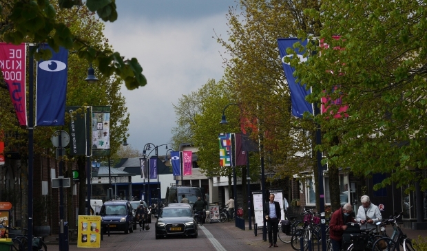Wapperende banieren van De Kijkdoos en Bennekomse KOA-kunstenaars