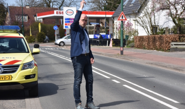 <p>Wethouder Harrie Dijkhuizen regelde het verkeer tijdens de afhandeling van een verkeersongeval op de Beukenlaan.</p>