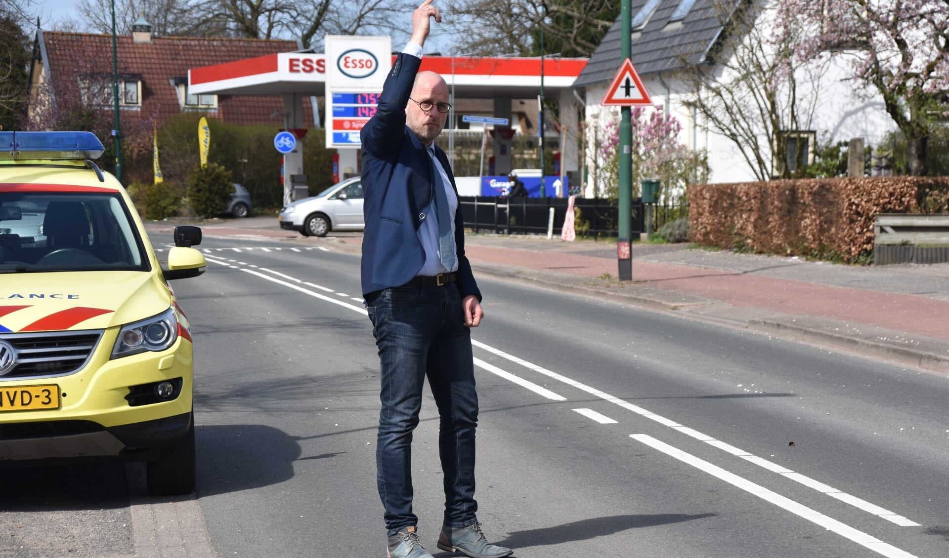 Wethouder Harrie Dijkhuizen regelde het verkeer tijdens de afhandeling van een verkeersongeval op de Beukenlaan.