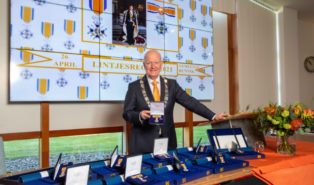 Burgemeester Ruud van Bennekom stond maandagochtend klaar om de lintjes uit te reiken.