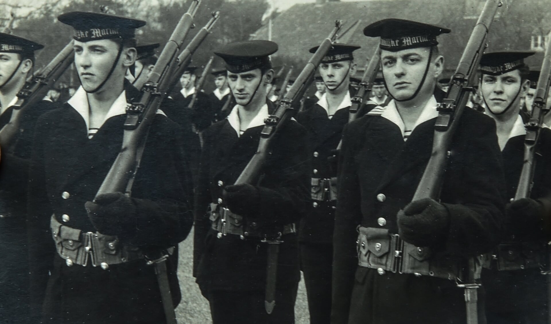 John van Dorresteijn (tweede van rechts) tijdens zijn militaire dienstplicht in Nieuw-Guinea. Hij moest ervoor zorgen dat de mariniers goede verbindingen hadden.