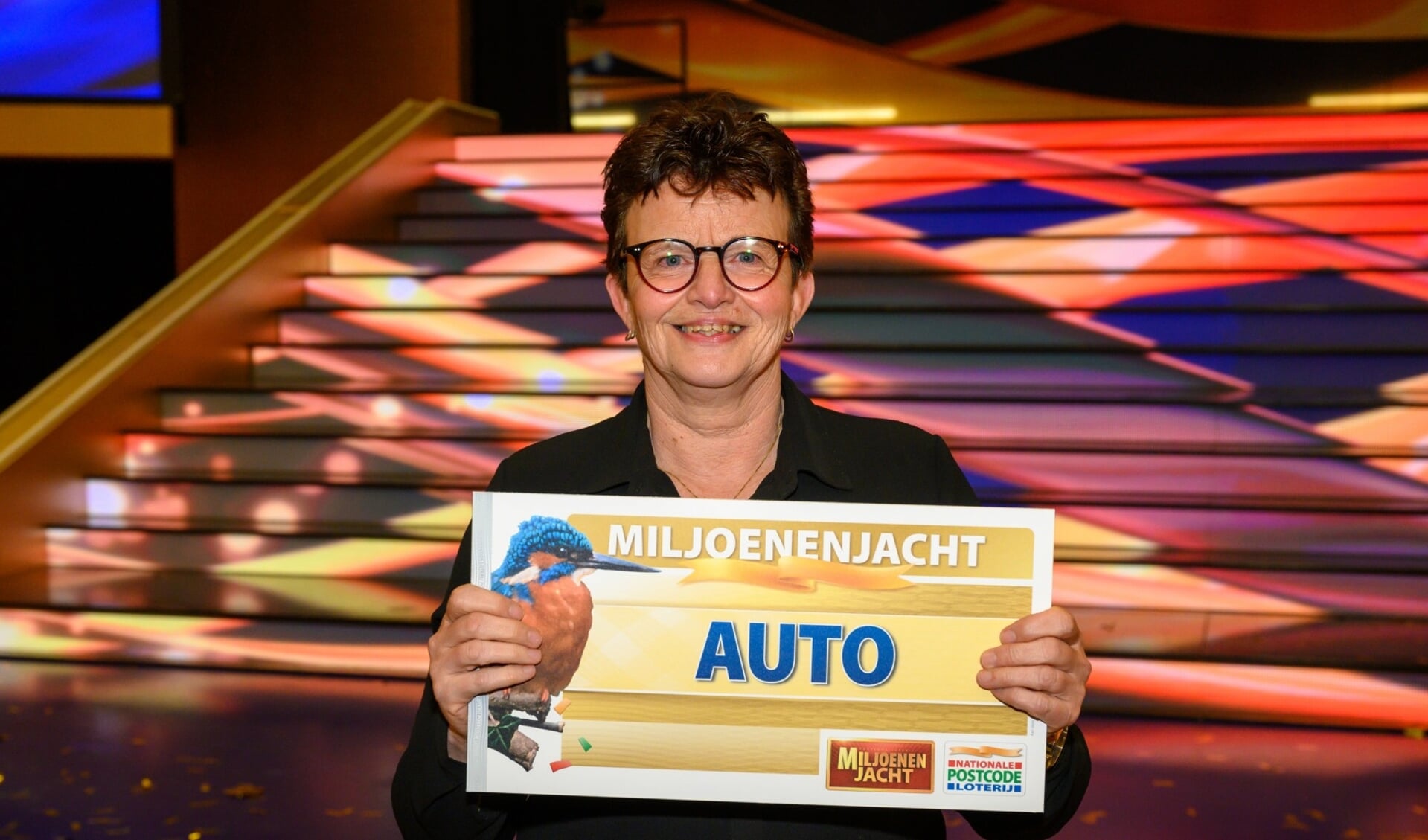 Rina uit Putten toont de cheque voor de auto.