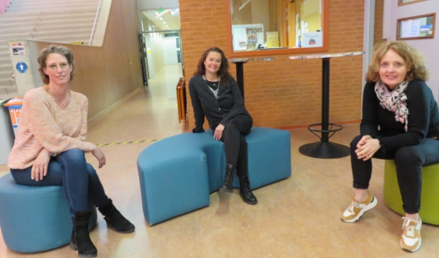 <p>Vanaf links: Misja Demandt, Marion Streefkerk en Jeannette Tieman zijn onder meer online ter ondersteuning aanwezig tijdens de ouderavond.</p>