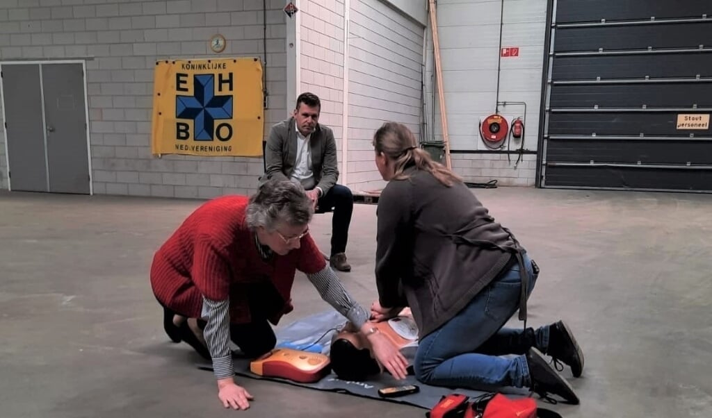 Demonstratie van het gebruik van een AED