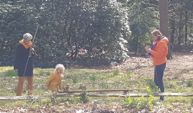 <p>Kindje op jacht in het bos naar de prinsen en prinsessen</p>