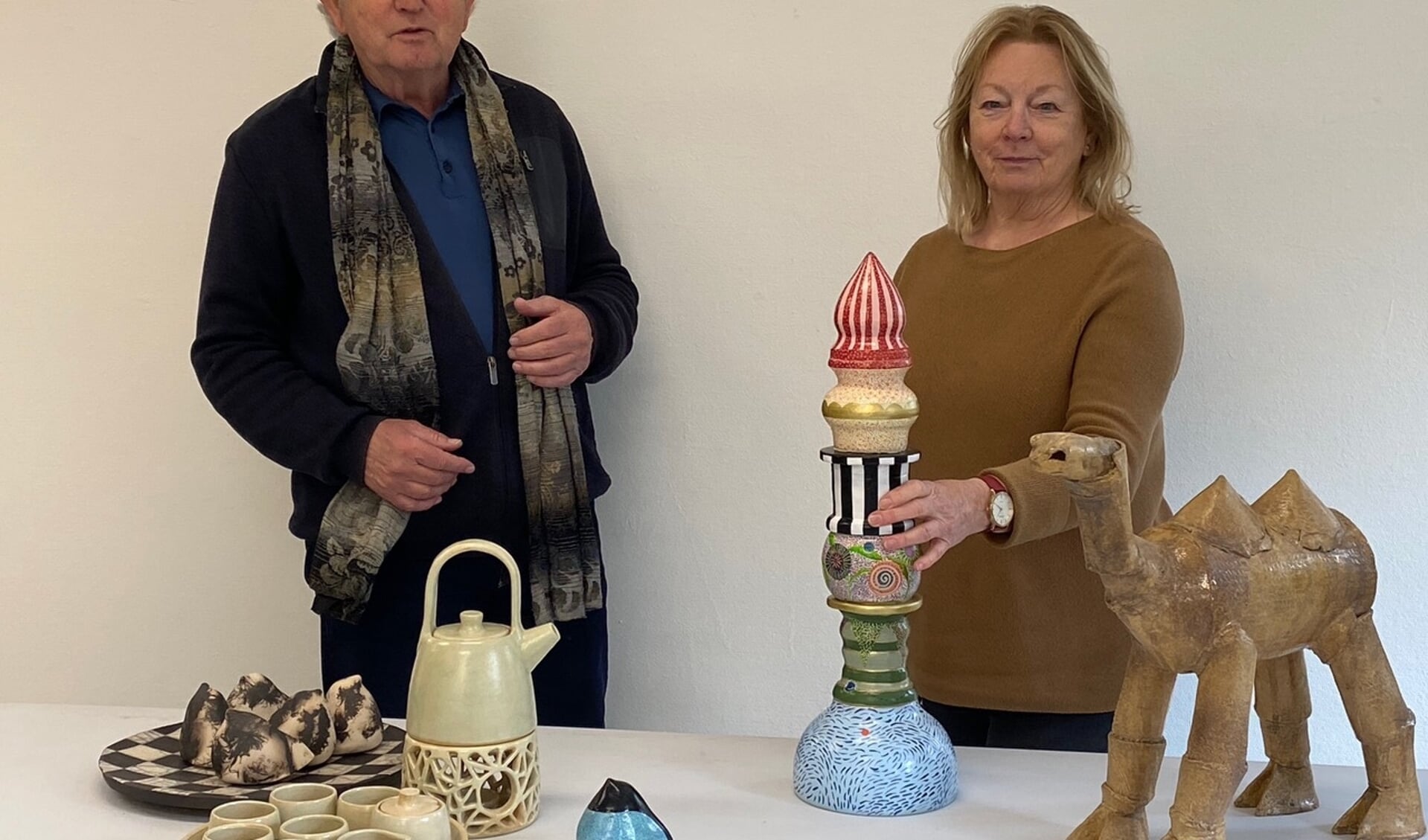Jan Hazelaar en Ali van den Berg geven de keramiek een mooie plek in de tentoonstelling.