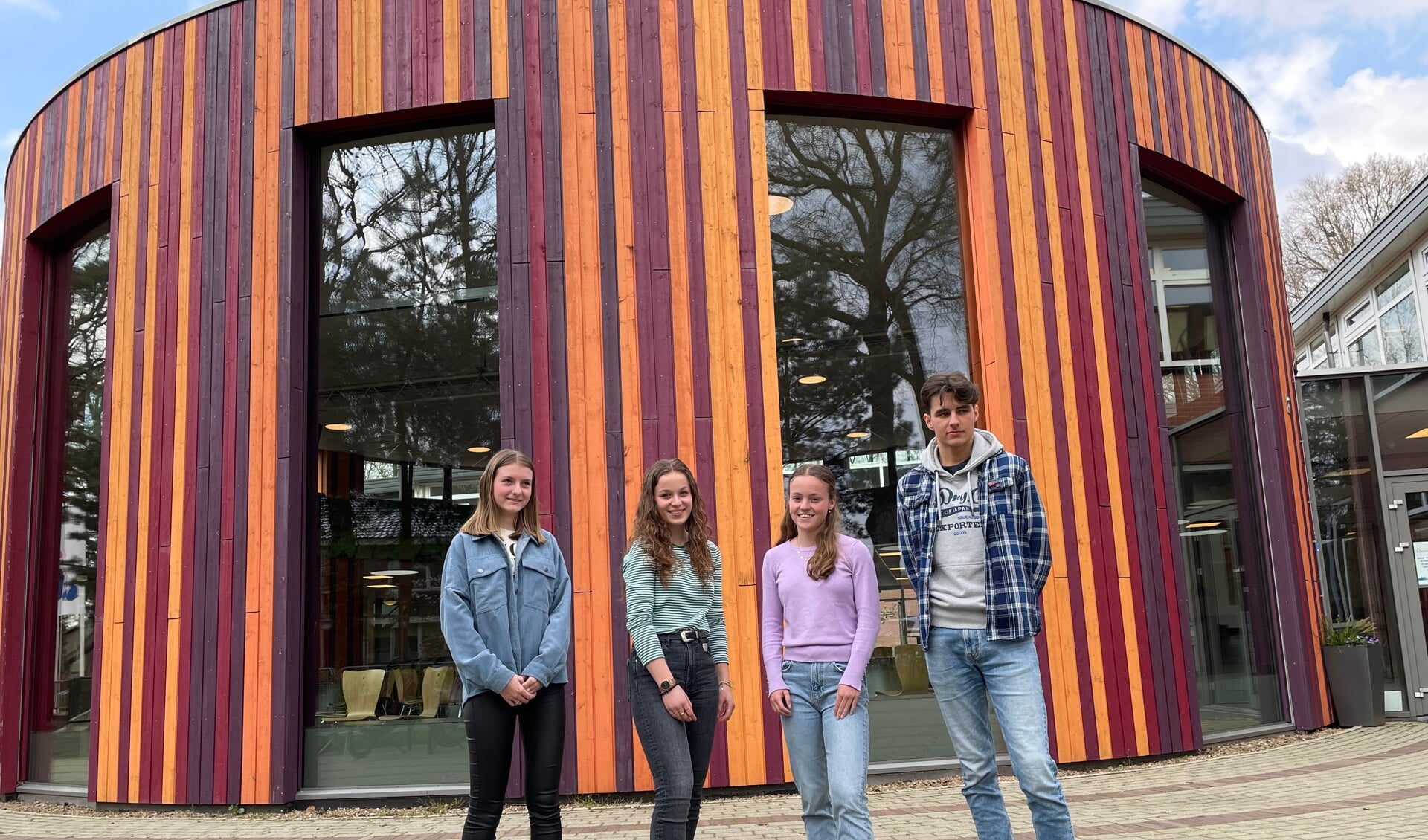 Van links naar rechts Karyan Ruiter, Esmee Tijssen, Lianne van Zelder en Thijmen Postma vertellen over hun laatste schooljaar op het Groevenbeek College.