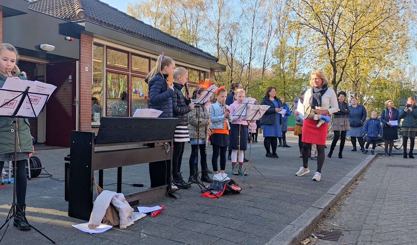 Leerlingen van de Gisbertus Voetiusschool in Doorn zongen 's ochtends eerst liederen en deden daarna fanatiek mee met allerlei spellen.