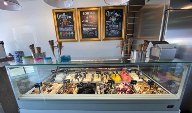 Ijsvitrine van Ijssalon de Frietfabriek