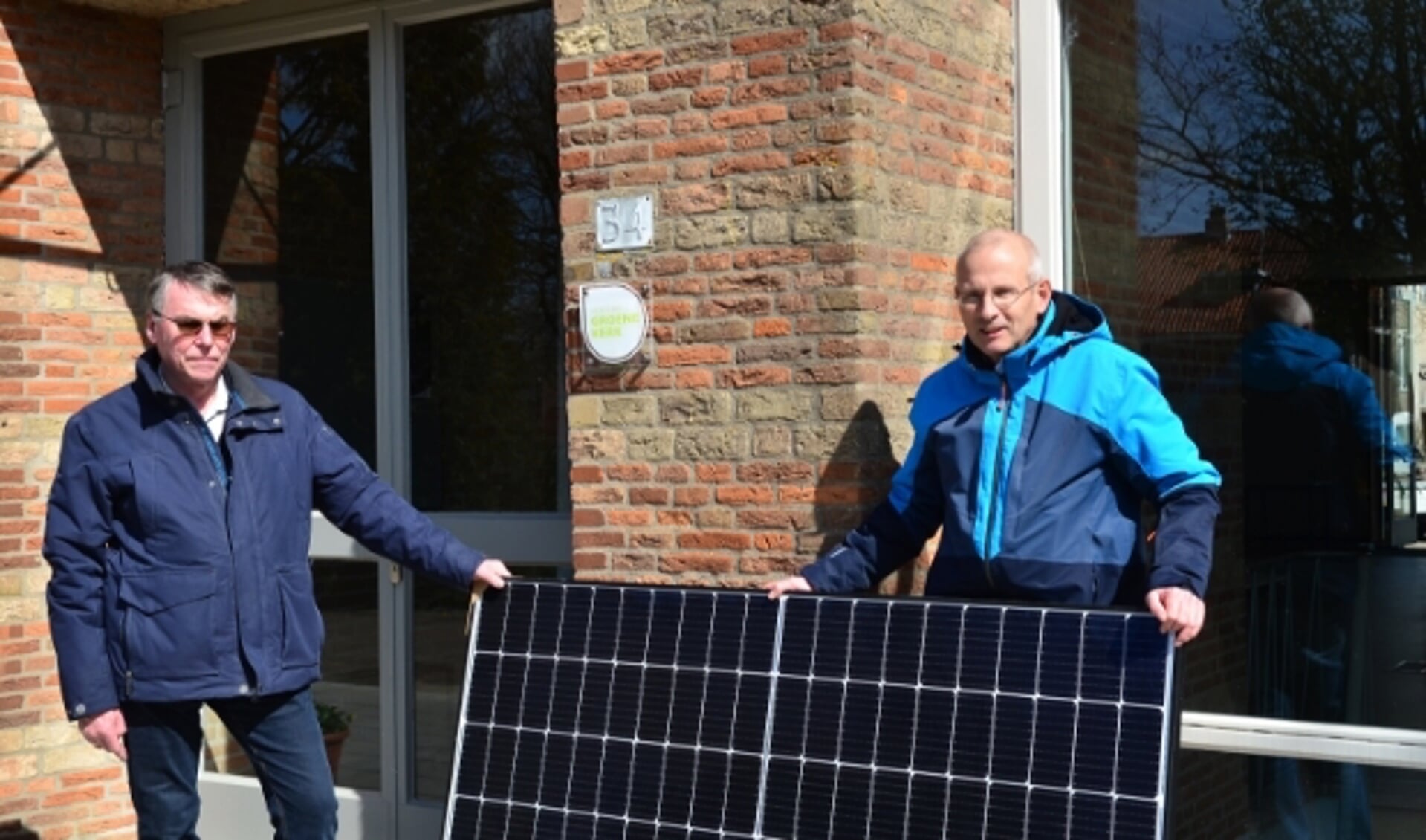 Henk Swijnenburg (links) en Cisco de Bruijn van de Duurzaamheidscommissie, zijn blij met de bijdrage die de kerk levert aan CO2-reductie. 