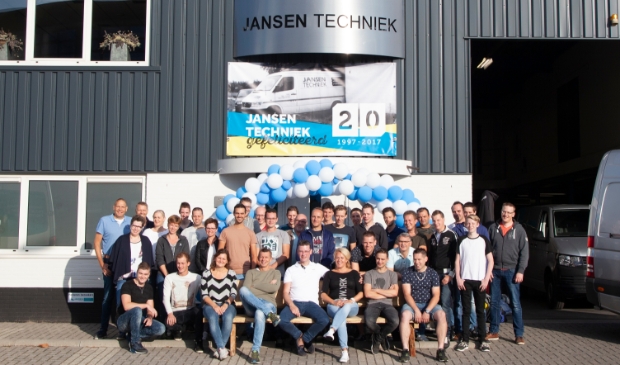 <p>Jannes en Ria Jansen met personeel bij de viering van het 20-jarig bestaan in 2017.</p>