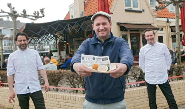 Frank van Es (l), Tim van Zeben (m) en Tom Huizinga zijn de bedenkers van de nieuwe IJmuider Kotterbal. Het balletje was bij de lancering al zó populair dat er geen vol bakje meer op de foto kon.