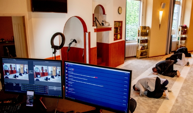 <p>Online viering vanuit de moskee</p>