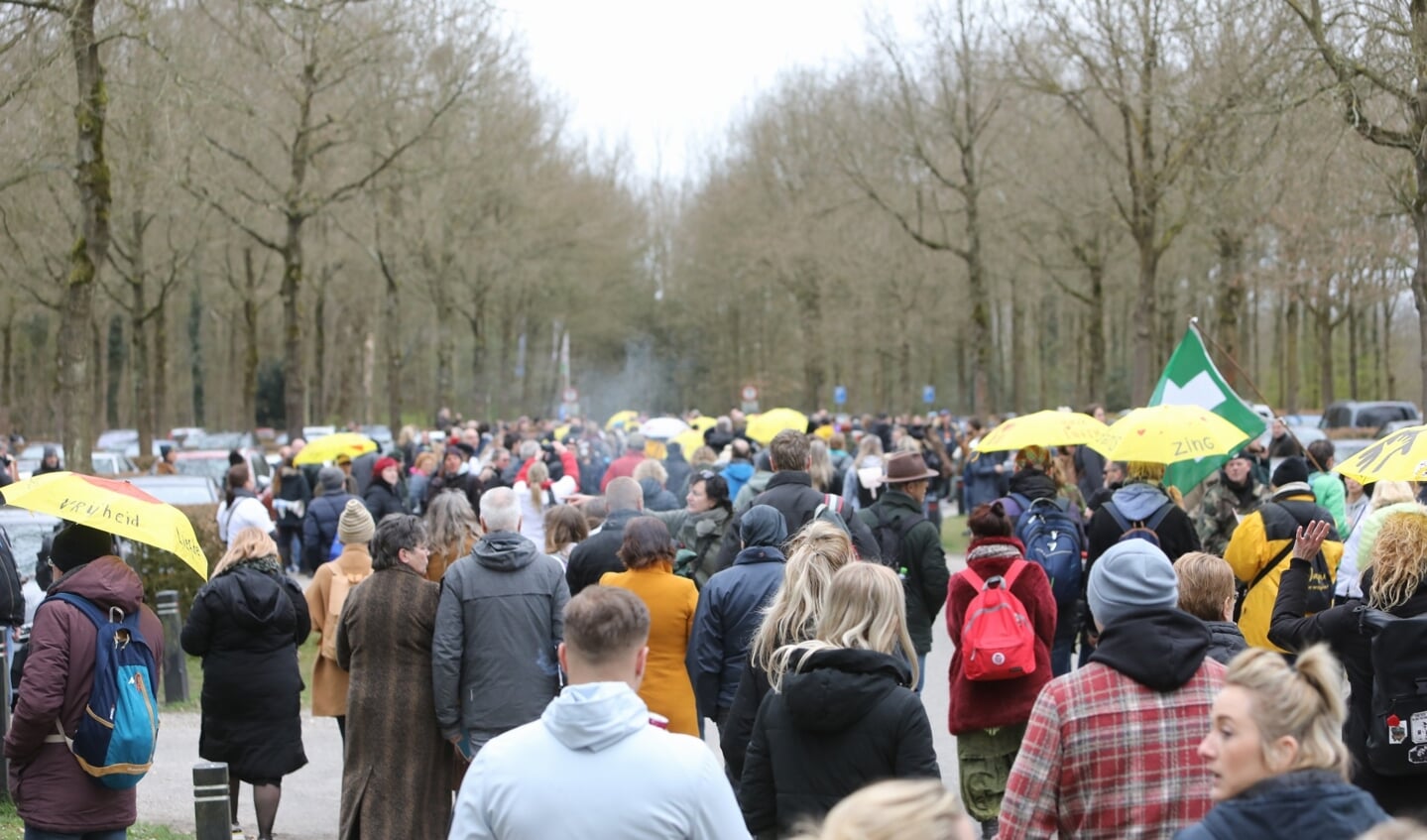 Duizend demonstranten verzamelen zich in Baarn