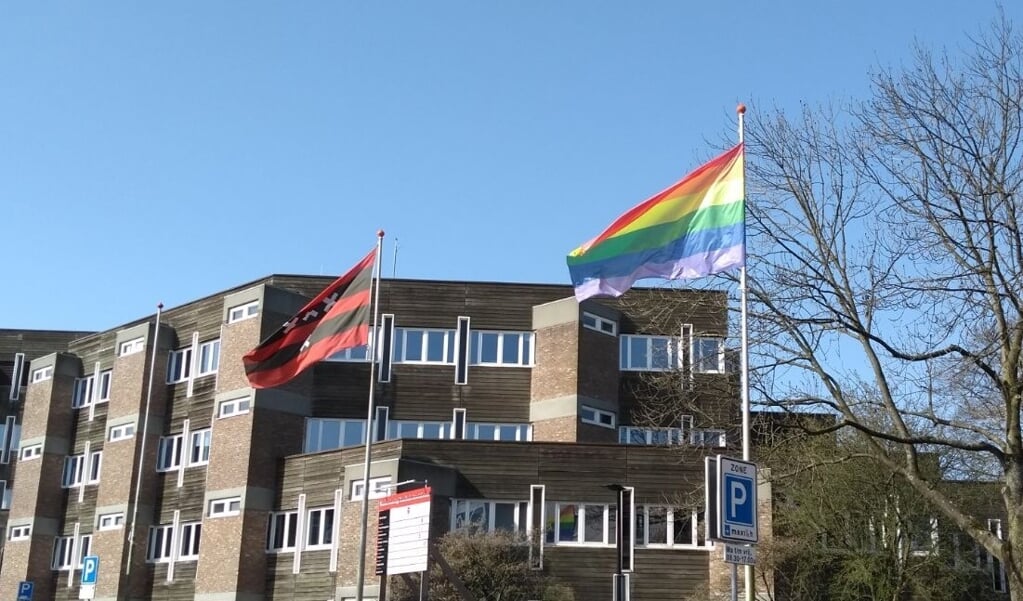 Regenboogvlag bij het raadhuis bij een eerdere gelegenheid.