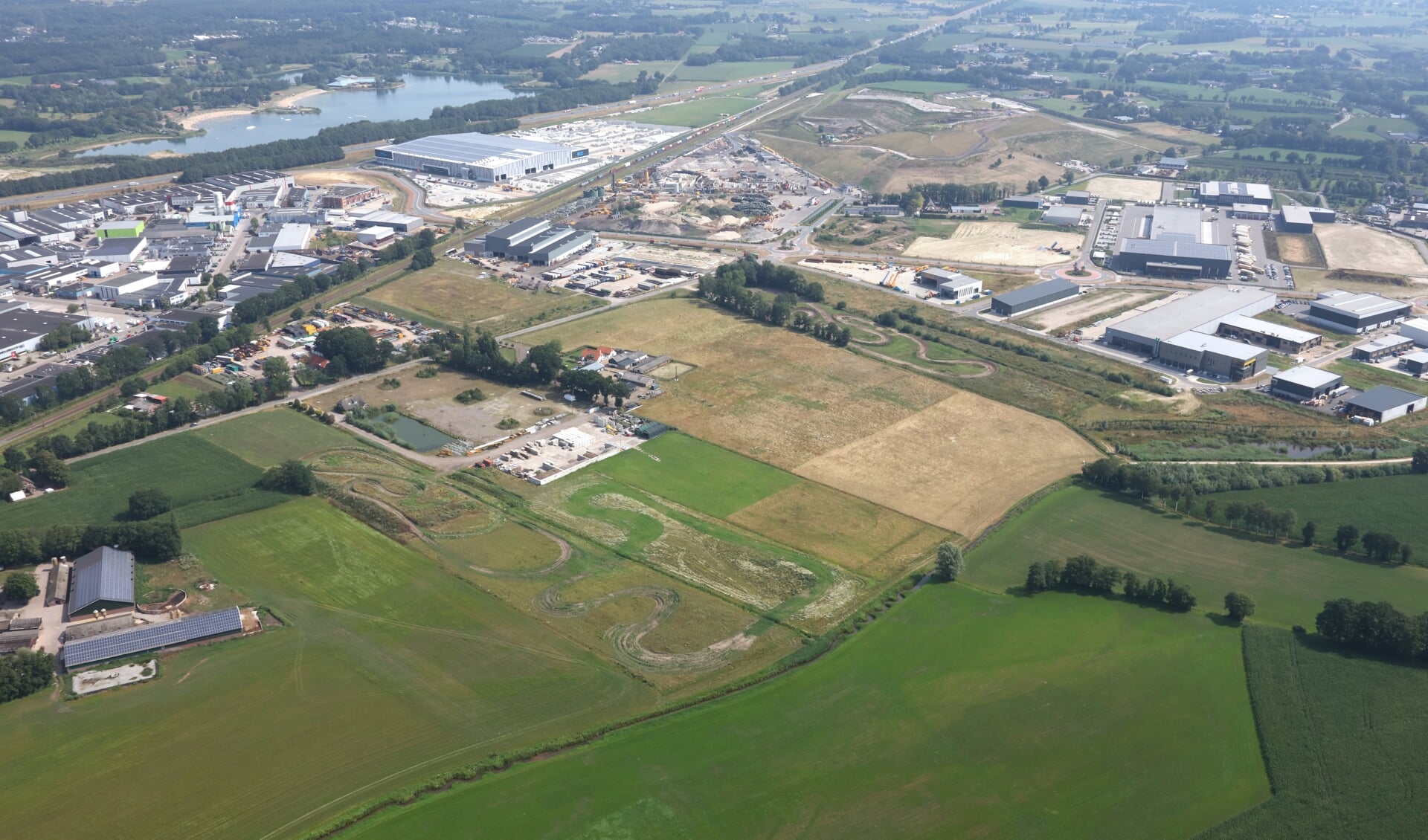Luchtfoto van bedrijventerrein Harselaar-Zuid in Barneveld.