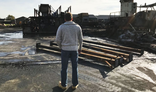 Gert S. op de rug gezien, bij het afgebrande bedrijf in Werkhoven