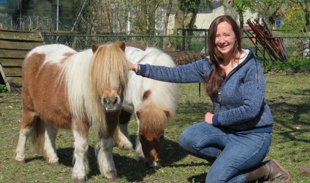 <p>Monique Maas zet zich wekelijks in op Kinderboerderij De Oude Hofstede om de pony's en de andere dieren te verzorgen.</p>