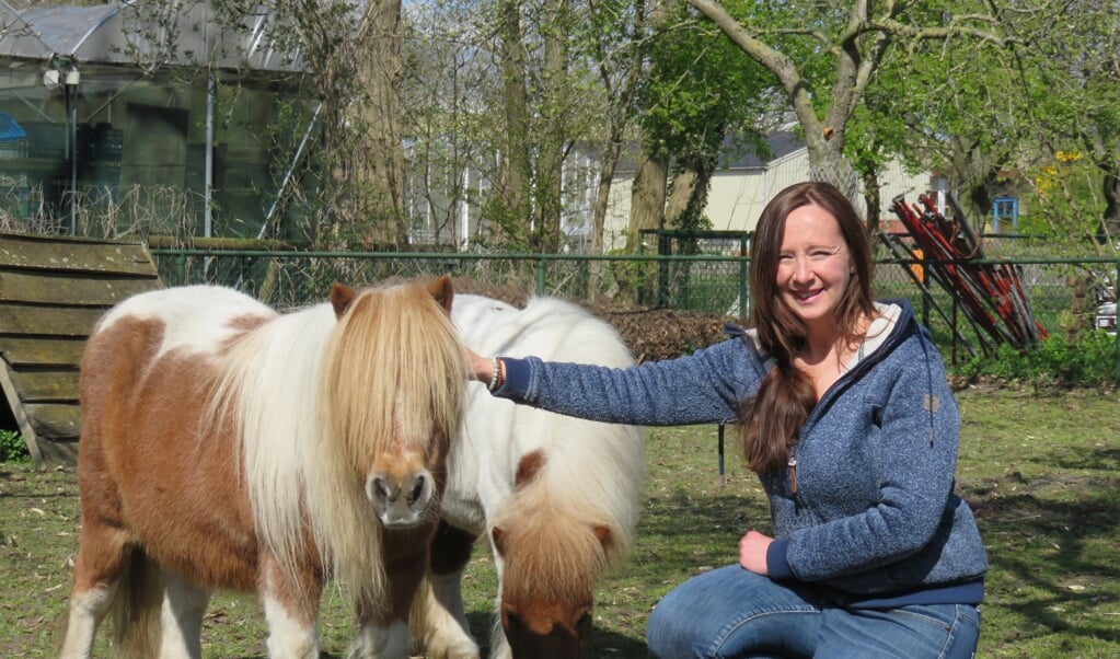 Monique Maas zet zich wekelijks in op Kinderboerderij De Oude Hofstede om de pony's en de andere dieren te verzorgen.