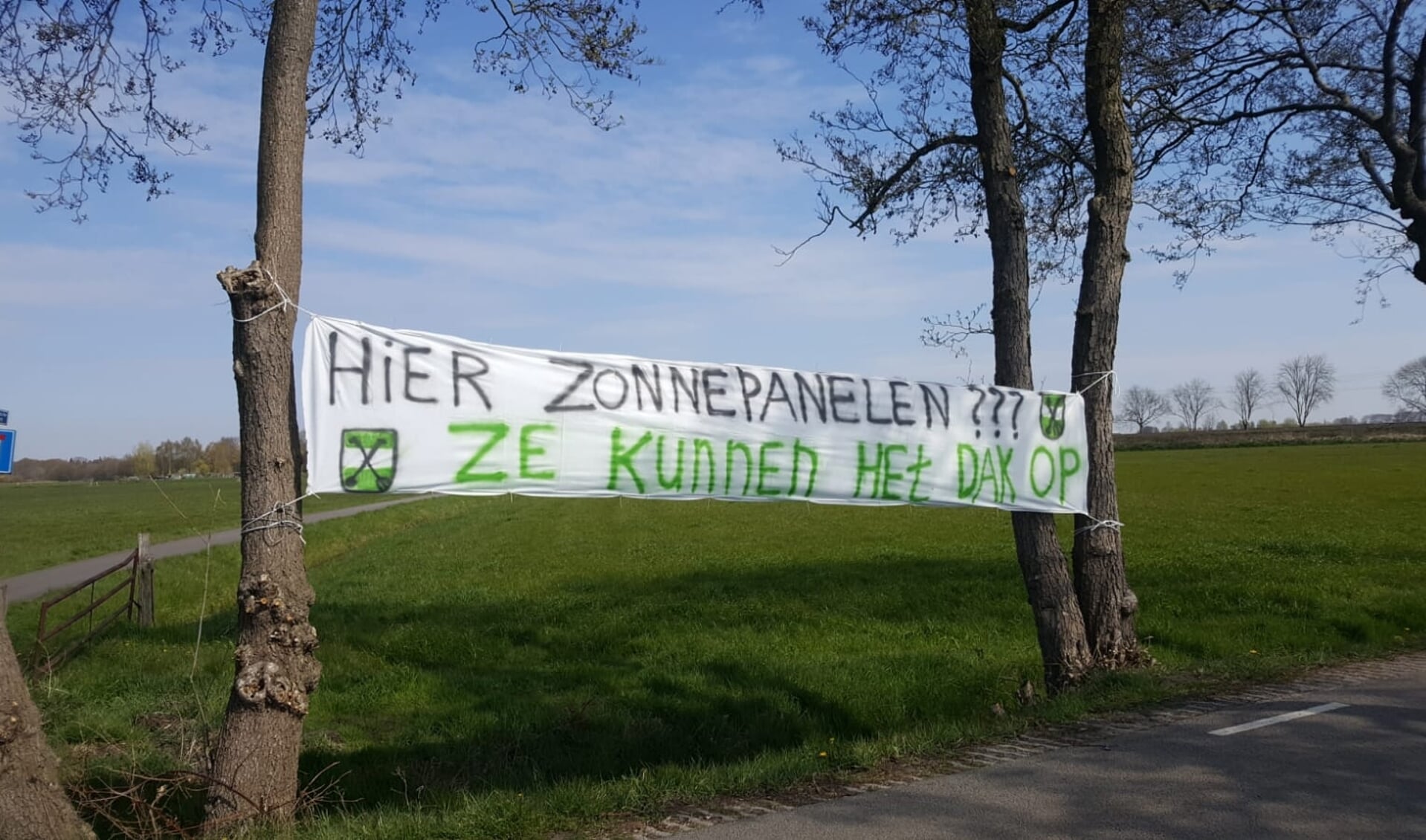Volkstuinvereninging protesteert met spandoek tegen zonnepanelen in de polder