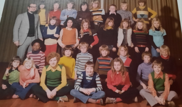 <p>Anneleen van der Laar (voorste rij, 2e van links) en Carla Osseweijer (2e rij van boven, 3e van rechts) in de tweede helft van de jaren zeventig op de Rinke Tolmanschool.</p>