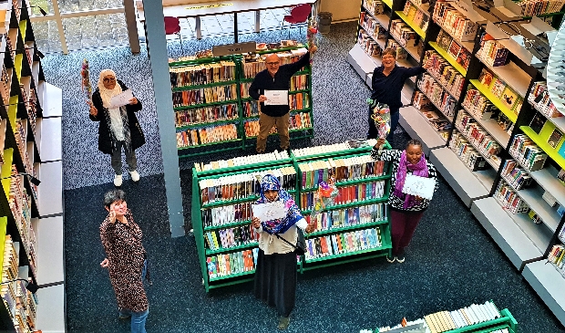 <p>Vier deelnemers aan het OLC, met rechtsboven vrijwilliger Julie en linksonder Manon Ruys</p>
