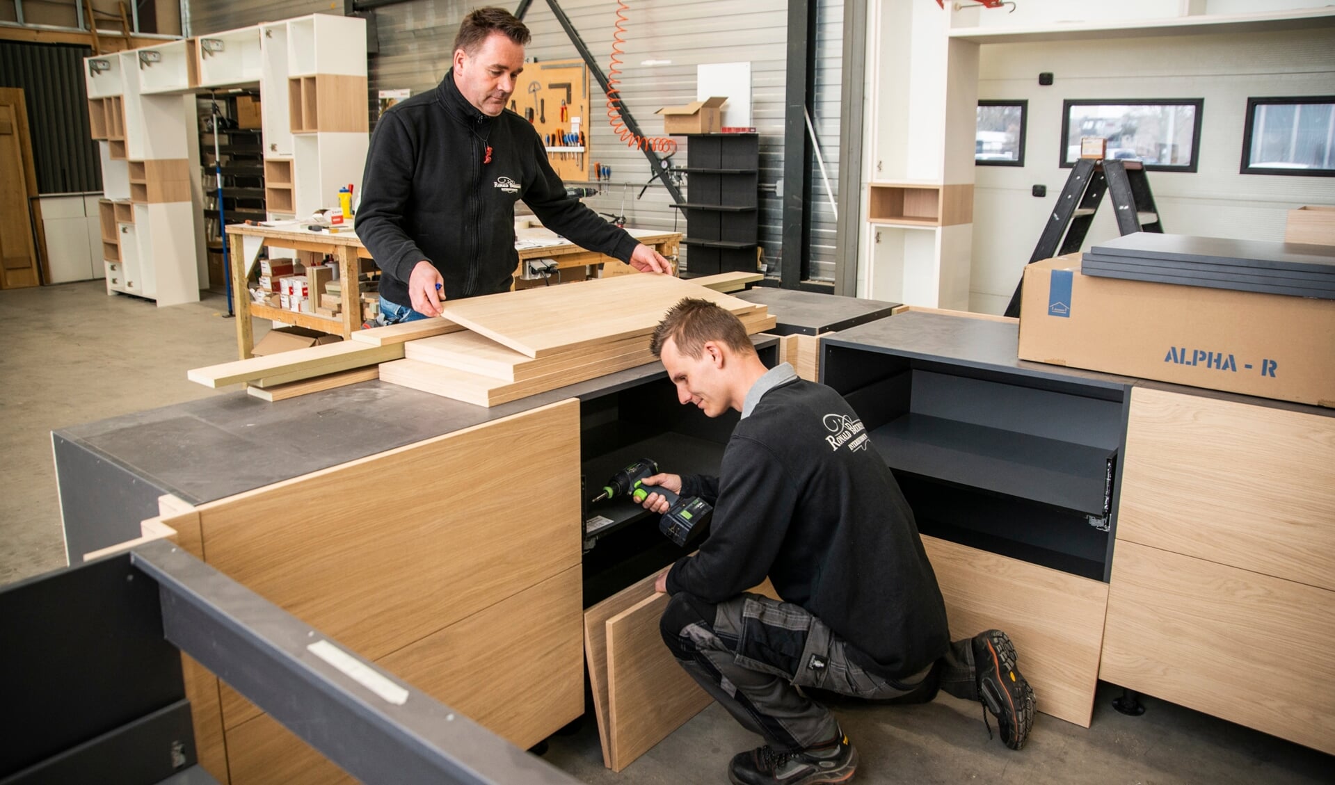 Beerdsen Interieurbouw & Keukens in Barneveld zoekt per direct ervaren meubelmakers en een junior interieurbouwer.