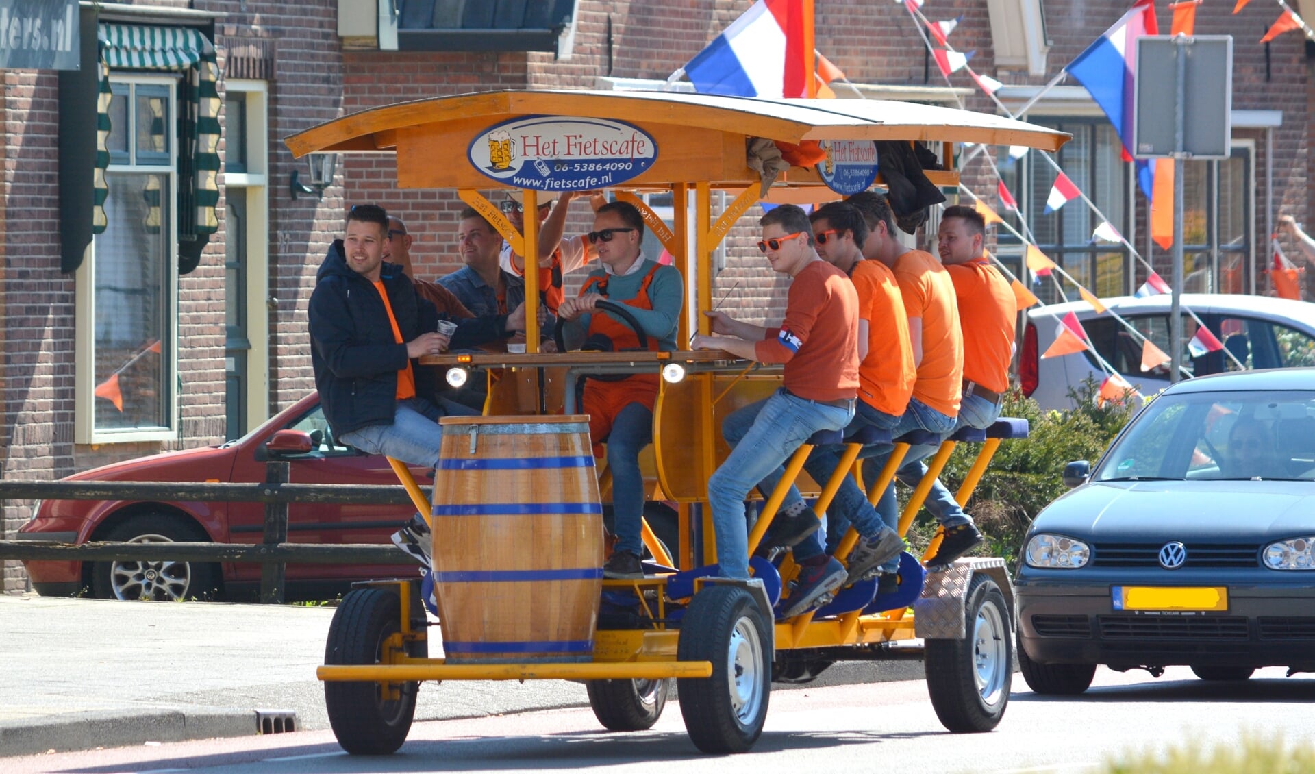 Jongeren genietend op het 'fietscafe' t.h.v de Van Dompselaerstraat in Barneveld. De bierfiets wordt in Barneveld wat aan banden gelegd.
