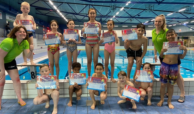 Grote trots en blijdschap zaterdag 10 april in Zwembad de Peppel. Na een lange lockdown waarin
zwemlessen niet mogelijk waren, konden vandaag bijna dertig kinderen hun felbegeerde zwemdiploma in ontvangst nemen.