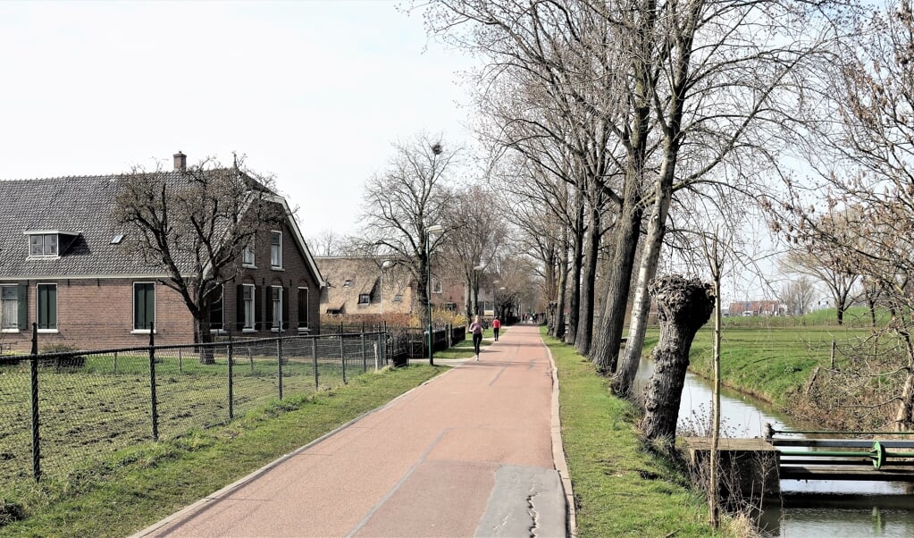 Het Jutphaaspad loopt van het station in Houten via de Houtense Wetering en fort Jutphaas naar de oude kern van Jutphaas.