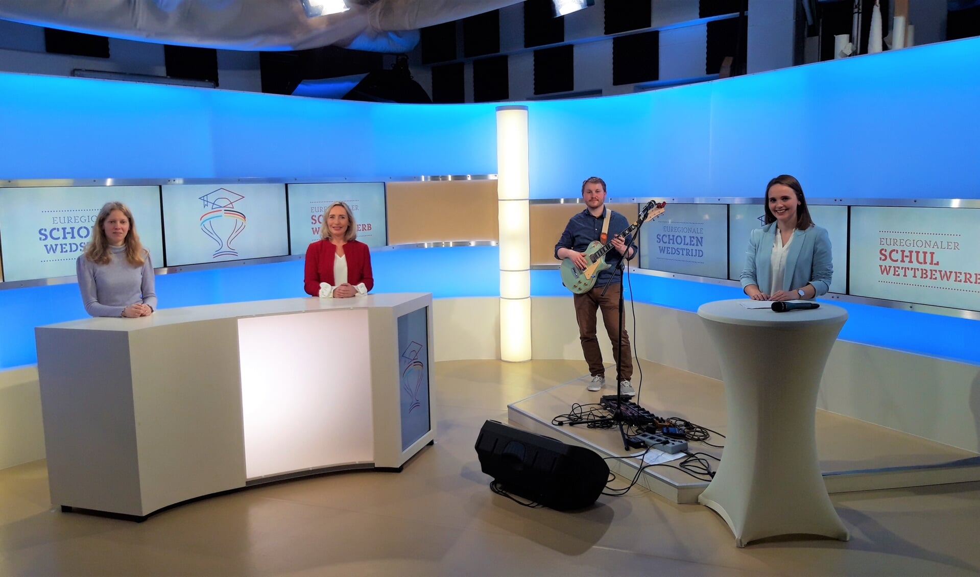 De prijsuitreiking van de Euregionale Scholenwedstrijd vond plaats in een televisiestudio in Duisburg. V.l.n.r. Heidi de Ruiter, Margot Ribberink, August Klar en Sina Kuipers.