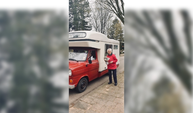 Blije gezichten na het ontvangen van een begonia van Kerngroen en een passtolletje van Bakkerij Ten Veen
