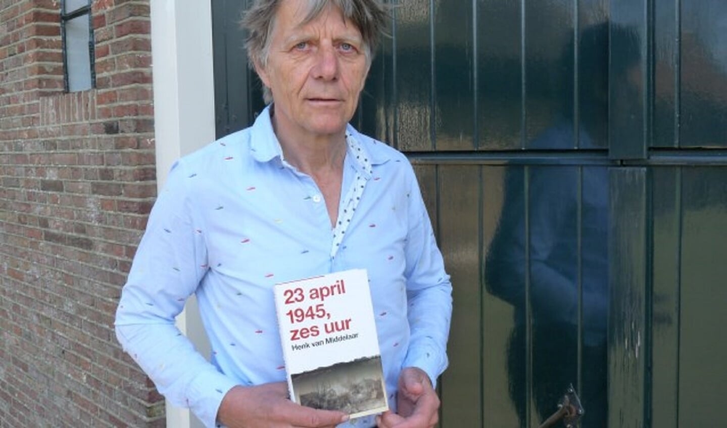 Schrijver Henk van Middelaar met een eerder geschreven boek