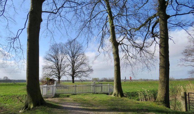 1 Vanaf Landgoed Coelhorst met zicht op de Grebbelinie-dijk en de Eem
