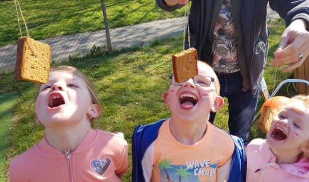Koekhappen bij Koningsdagactiviteiten VITA 2000 Baarn