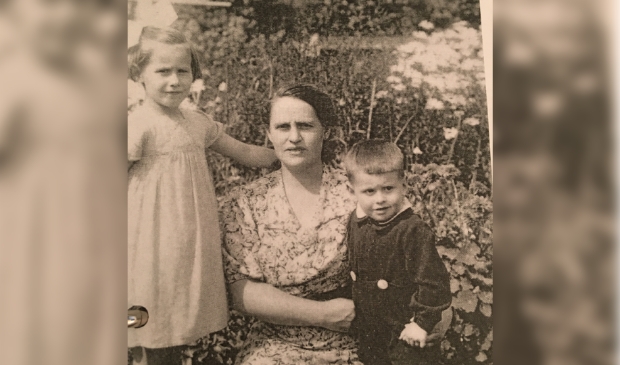 <p>Moeder Margaretha met Clara en Henk in Middelharnis. </p>