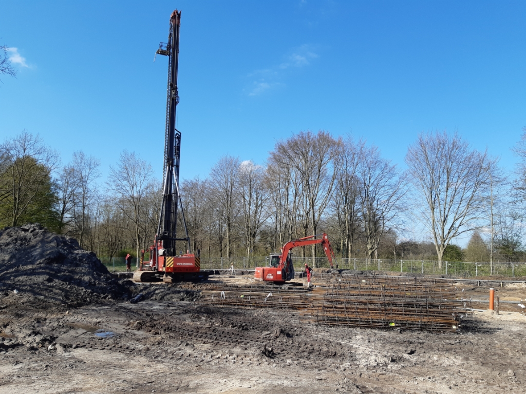 <p>De bouw van het appartementengebouw in de Hof van Liz is inmiddels begonnen.</p>