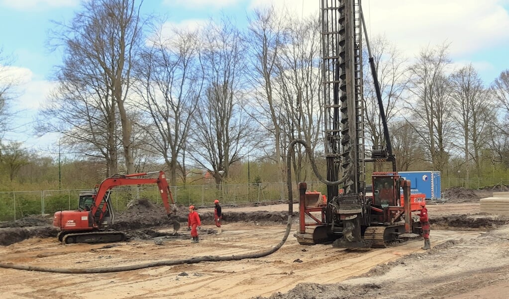 De komst van zwaar materieel voor de fundering was aanleiding voor omwonenden om half april bij de gemeente aan de bel te trekken.